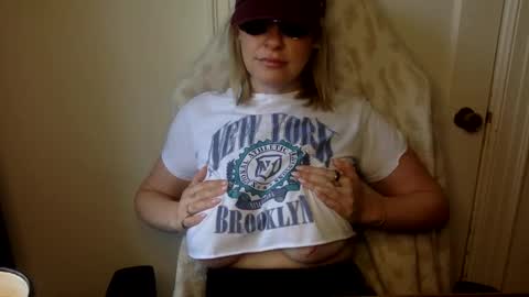 Snapshot of mrsprissxo chatting on April 2026 12:00:01 PM MrsPrissXO online show from April 2026 12:00:01 PM