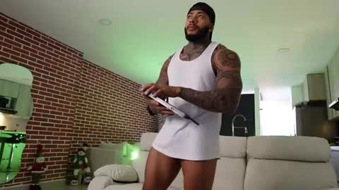 Snapshot of muscle_man19 chatting on December 2025 01:40:01 PM Nick online show from December 2025 01:40:01 PM