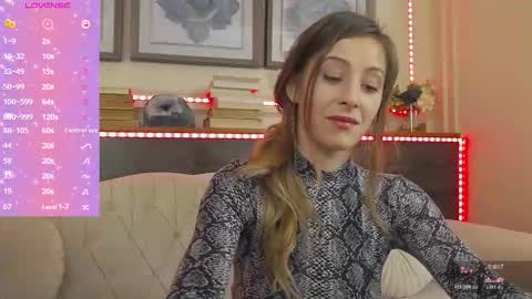 Luna  online show from November 2025 07:24:01 PM