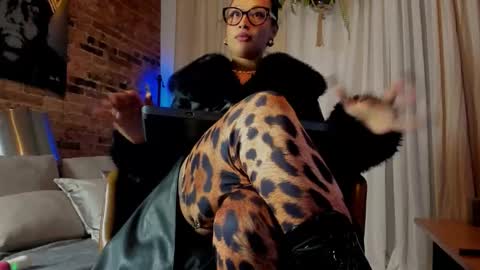 Lola online show from November 2025 08:29:01 PM