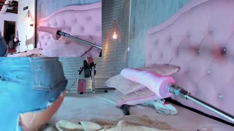   online show from February 2025 06:01:01 PM