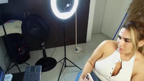 Snapshot of nahomiross chatting on February 2026 02:11:01 AM NahomiRoss online show from February 2026 02:11:01 AM