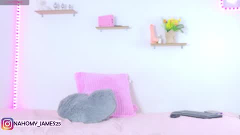 nahomy_james25 online show from February 2025 06:08:02 PM