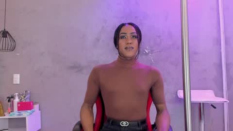 Snapshot of naomi__blair chatting on June 2026 03:32:02 AM Naomi Blair online show from June 2026 03:32:02 AM