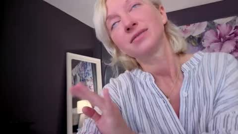 Snapshot of natalie_bitton chatting on June 2026 05:12:01 AM Natalie online show from June 2026 05:12:01 AM