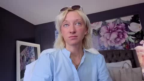 Snapshot of natalie_bitton chatting on June 2026 06:59:02 AM Natalie online show from June 2026 06:59:02 AM