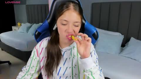 Snapshot of nataly_rodri chatting on January 2025 12:15:01 PM Nataly online show from January 2025 12:15:01 PM