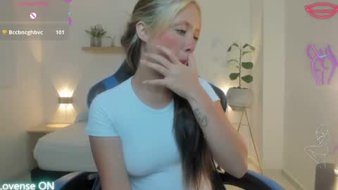 Snapshot of nataly_rodri chatting on April 2026 02:27:02 AM Nataly online show from April 2026 02:27:02 AM