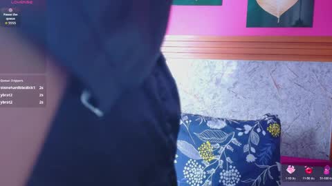 Gwen  online show from April 2026 07:30:02 PM