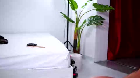 Naty online show from October 2025 09:43:01 AM