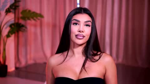 Naty online show from April 2026 07:00:01 PM