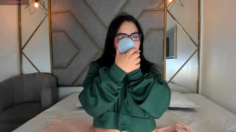 NavannyCattan online show from September 2025 04:47:01 AM