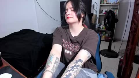 Snapshot of neeko_lol_ chatting on June 2026 02:33:01 PM Geek Nicole im Neeko UwU online show from June 2026 02:33:01 PM