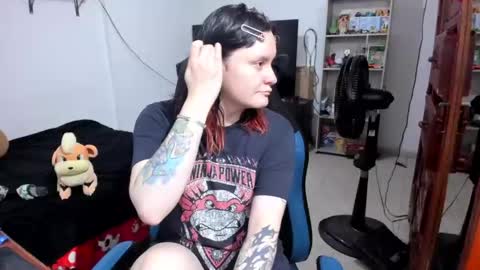 Snapshot of neeko_lol_ chatting on June 2026 01:11:01 PM Geek Nicole im Neeko UwU online show from June 2026 01:11:01 PM