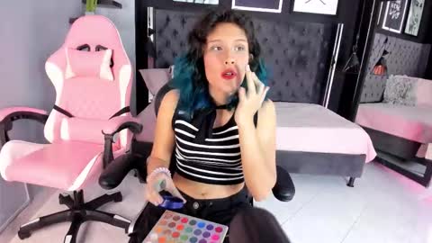 nerida_ online show from November 2025 08:00:01 PM