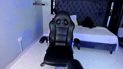 nerida_ online show from November 2025 07:37:01 PM