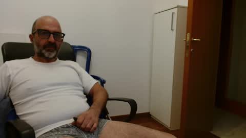 Snapshot of new_simi_74 chatting on October 2025 04:33:01 AM simi online show from October 2025 04:33:01 AM