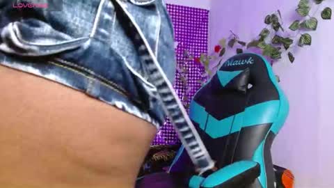 Snapshot of niawk_ chatting on December 2025 05:08:02 PM Niawk online show from December 2025 05:08:02 PM