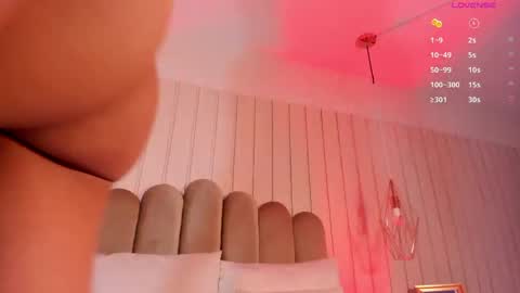nickiwestt___ online show from May 2026 07:34:01 PM