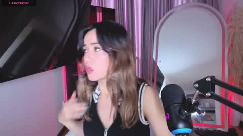 Snapshot of nickywindsor chatting on October 2025 06:37:01 PM Nicky online show from October 2025 06:37:01 PM