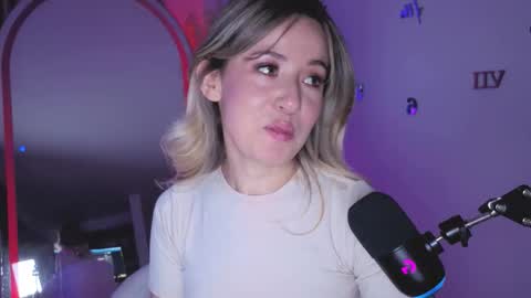 Snapshot of nickywindsor chatting on November 2025 11:48:01 PM Nicky online show from November 2025 11:48:01 PM