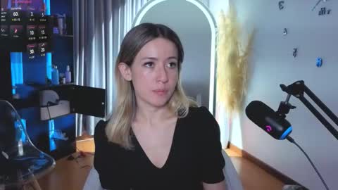 Snapshot of nickywindsor chatting on November 2025 09:47:01 PM Nicky online show from November 2025 09:47:01 PM