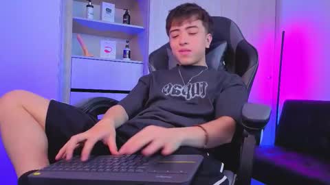 Nicolas online show from October 2025 08:10:01 PM