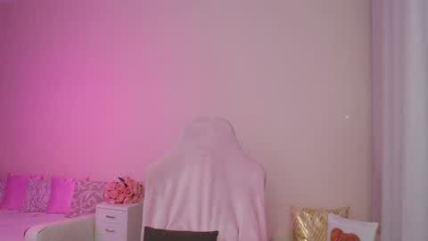 Nicole Online at about after 1000  6  UK time or 900  - 500  UK time it approximate time interval online show from December 2024 03:47:02 AM