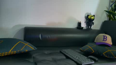 Nicolas online show from November 2025 03:18:02 AM