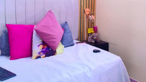 N i c o l e  online show from January 2025 02:02:02 PM