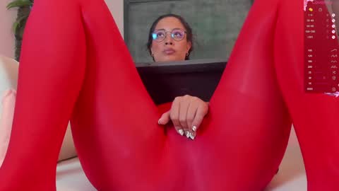 Snapshot of nicoleflorens chatting on January 2025 01:12:01 PM Nicol Flores GMT-5 1530-2200 online show from January 2025 01:12:01 PM