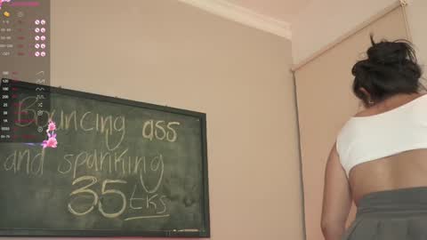 Snapshot of nicoleflorens chatting on February 2025 11:13:02 PM Nicol Flores GMT-5 1530-2200 online show from February 2025 11:13:02 PM