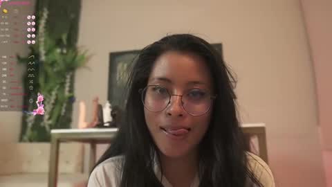 Snapshot of nicoleflorens chatting on February 2025 11:22:02 PM Nicol Flores GMT-5 1530-2200 online show from February 2025 11:22:02 PM