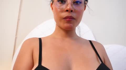 Snapshot of nicoleflorens chatting on September 2025 08:21:01 PM Nicol Flores GMT-5 1530-2200 online show from September 2025 08:21:01 PM