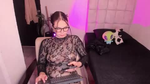 Nicol independent model online show from February 2026 09:33:02 PM