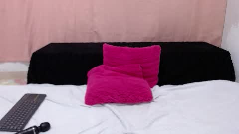 nicolle gomes online show from October 2025 10:18:02 PM