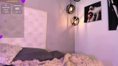 Nicolle online show from March 2026 02:01:01 PM