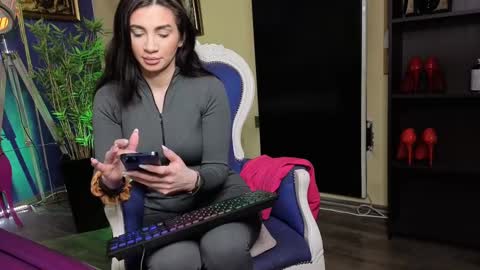 Nicolle online show from February 2025 07:23:01 AM