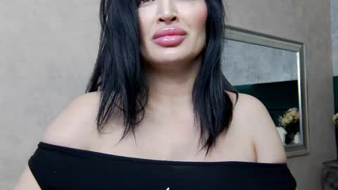 Nicolle online show from February 2025 08:26:01 PM