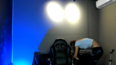 Nicol online show from November 2025 08:22:02 PM