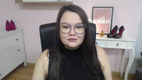 Snapshot of nightholly chatting on February 2026 06:08:01 AM Holly online show from February 2026 06:08:01 AM