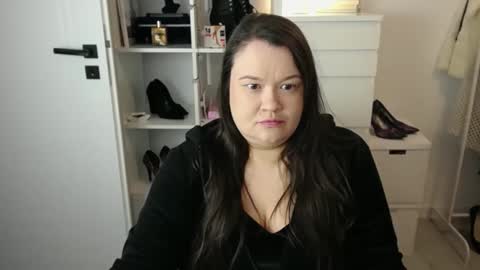 Holly online show from April 2026 04:21:02 AM