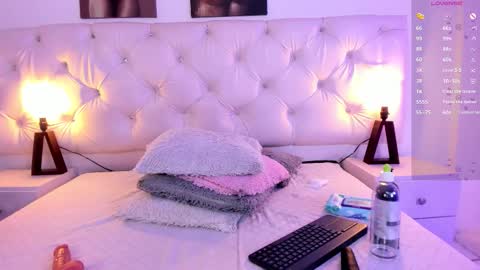 Nicolle  online show from November 2025 05:45:02 PM