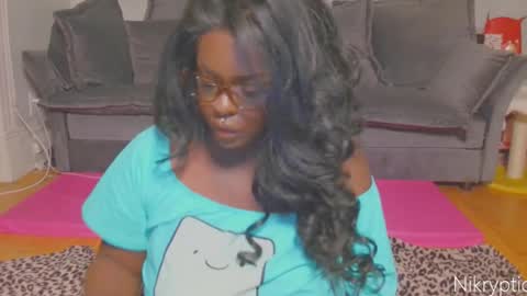 Nikole online show from November 2025 08:39:02 AM