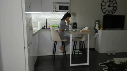 Bella online show from September 2025 08:02:02 PM