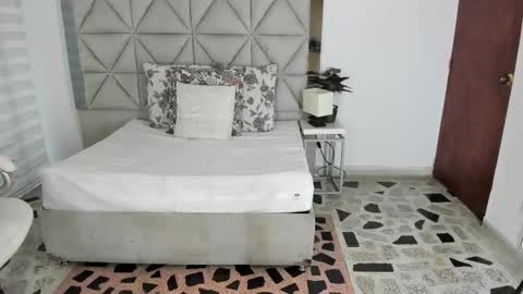  Nina  online show from October 2025 07:53:01 PM