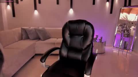 Nina online show from October 2025 05:05:01 AM