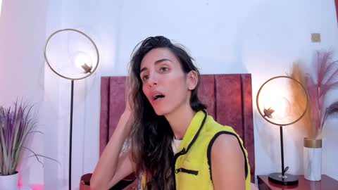 Nina online show from January 2025 06:33:02 PM