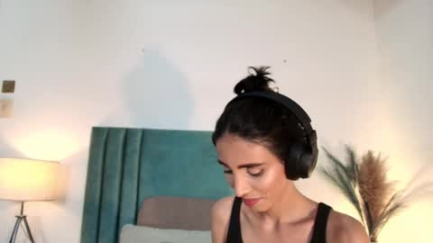 Nina online show from September 2025 06:33:02 PM