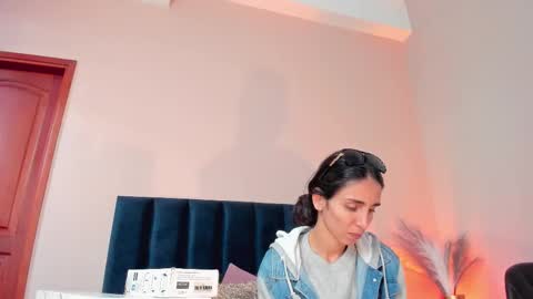 Nina online show from October 2025 06:19:02 PM